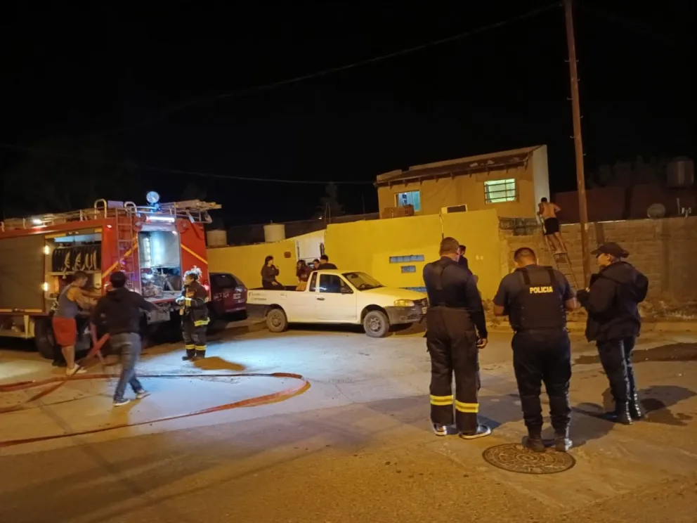 Hicieron un asado, no apagaron bien el fuego y se desató un incendio en el patio