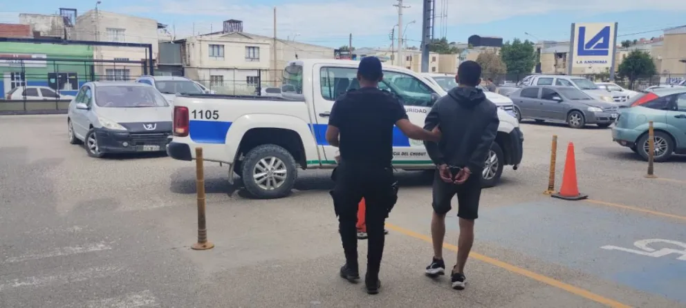 Quiso hurtar chocolates de un supermercado y fue aprehendido