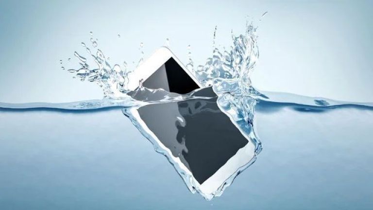 Qué hacer si cae un celular al agua o se moja mucho con la lluvia