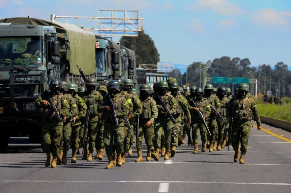 La Policía ecuatoriana liberó a once funcionarios que estaban retenidos por los presos
