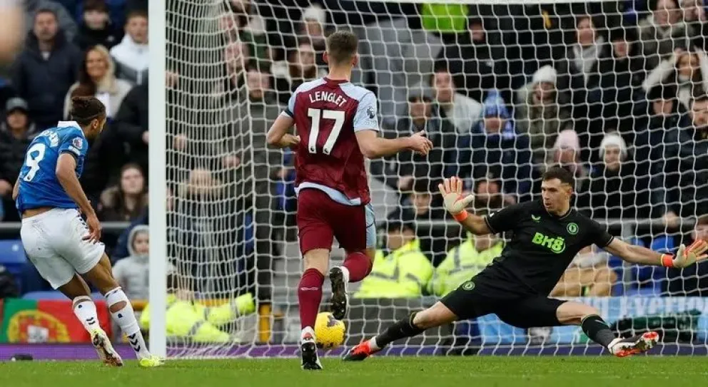 Video: la espectacular doble atajada de Dibu Martínez en Aston Villa