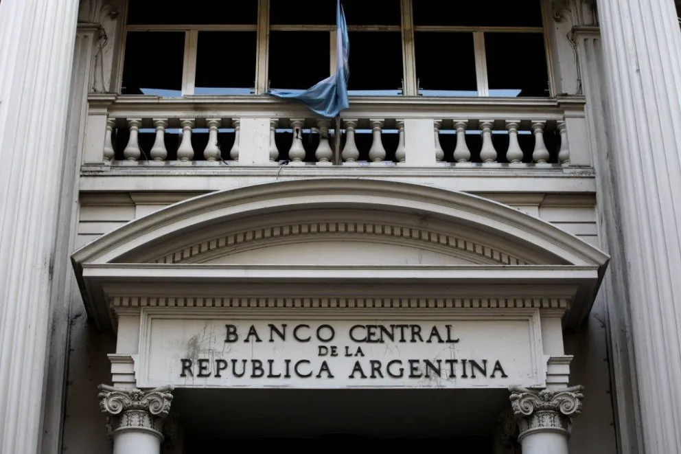 El Banco Central volvió a vender divisas y cierra junio con ventas netas por primera vez en la era Milei
