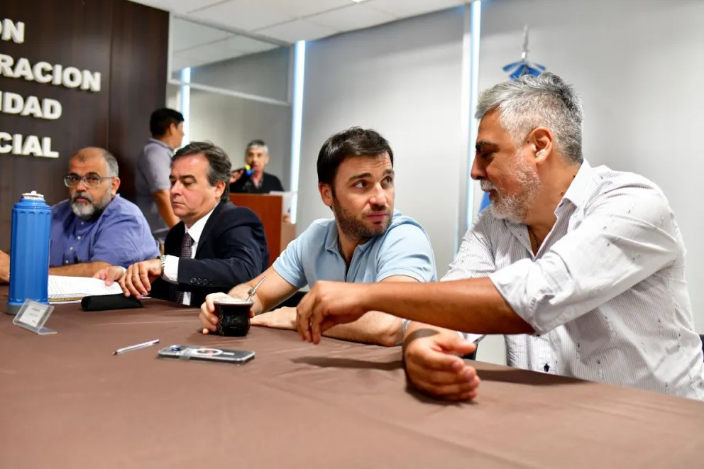 El Gobierno del Chubut acordó paritarias con los gremios estatales