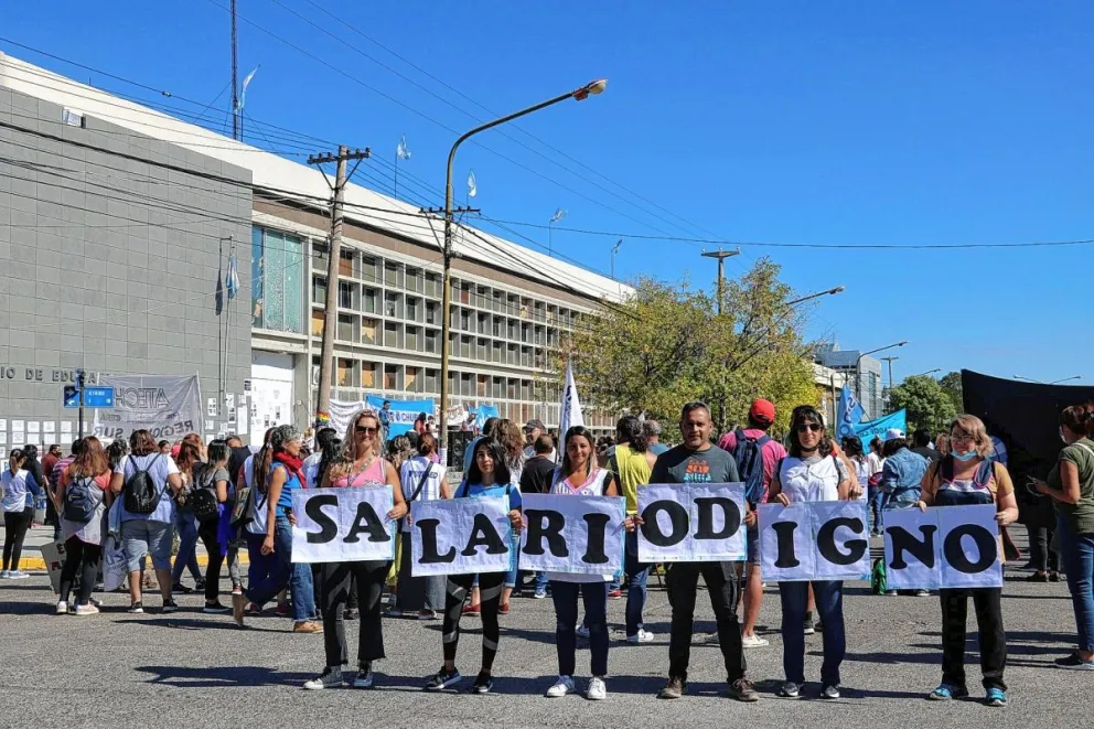El sector docente insiste en la necesidad de equiparar los sueldos a la canasta básica