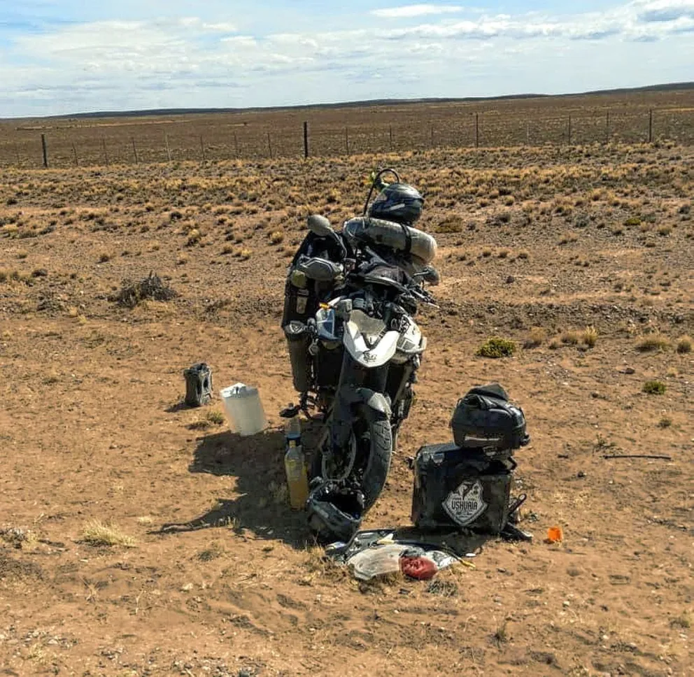 Motociclista brasileño se salvó de milagro tras colisionar con un guanaco en Ruta 3