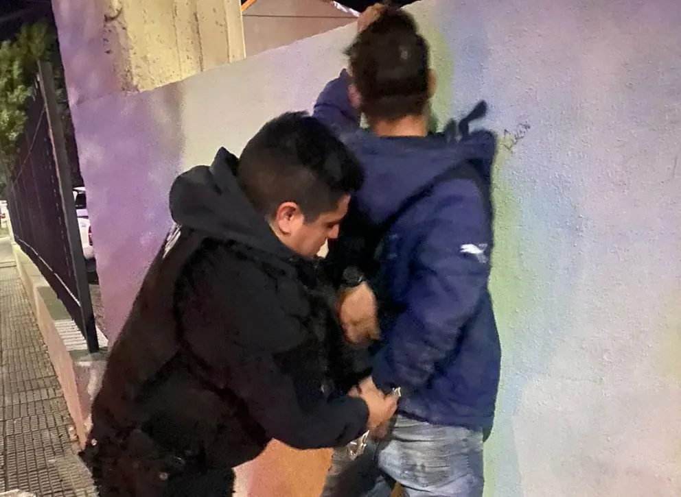 Intentaron abrir por la fuerza la puerta de un vehículo y fueron aprehendidos