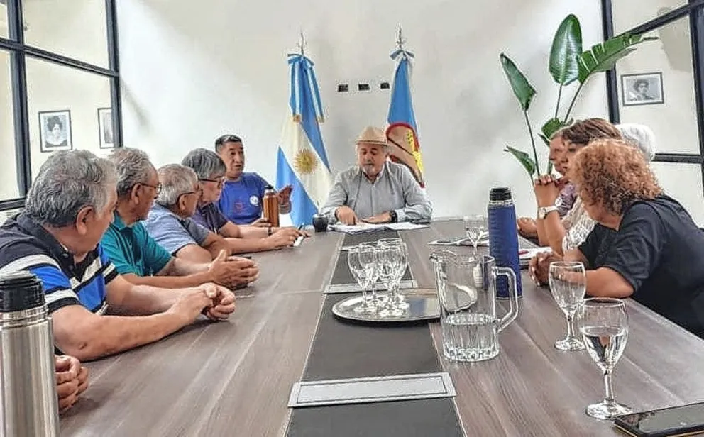 El Centro de Jubilados de Petroleros se reunió con el intendente y plantearon las necesidades del sector