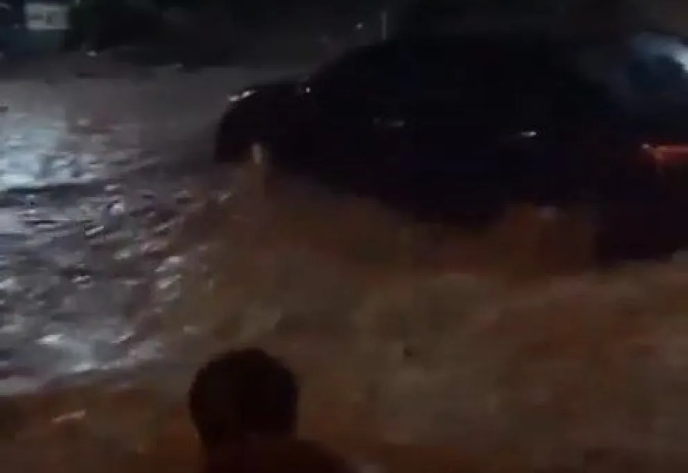Impresionante temporal arrastró autos y ocasionó destrozos en Jujuy