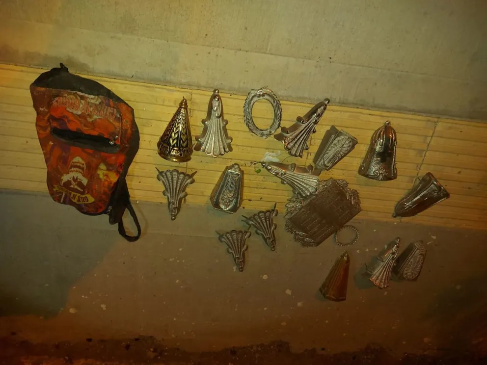 Al filo de la medianoche saltaba paredón de 3 metros del cementerio Oeste con una mochila cargada de placas de bronce, pero lo atrapó la policía