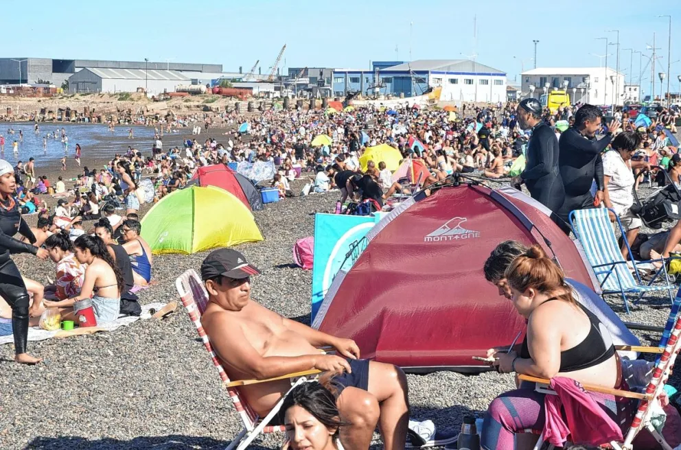 En Comodoro se superaron los 31° grados y la gente se volcó a disfrutar de las playas