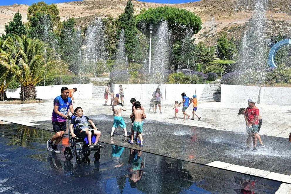 La colonia recreativa de niños con discapacidad disfruta del Parque Saavedra
