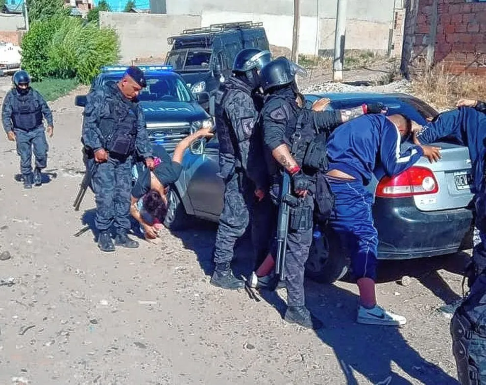 Desvalijaron casa en Caleta Olivia y escondieron los elementos robados en un baldío: hay cuatro detenidos
