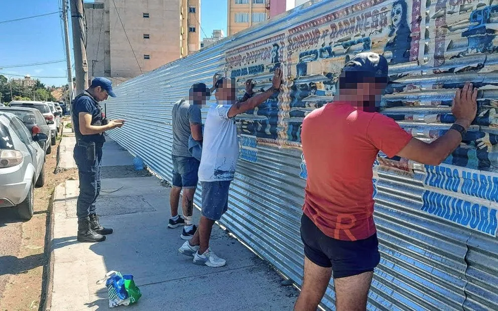 Sustrajeron 5 chombas de una tienda céntrica, quedaron filmados y terminaron presos