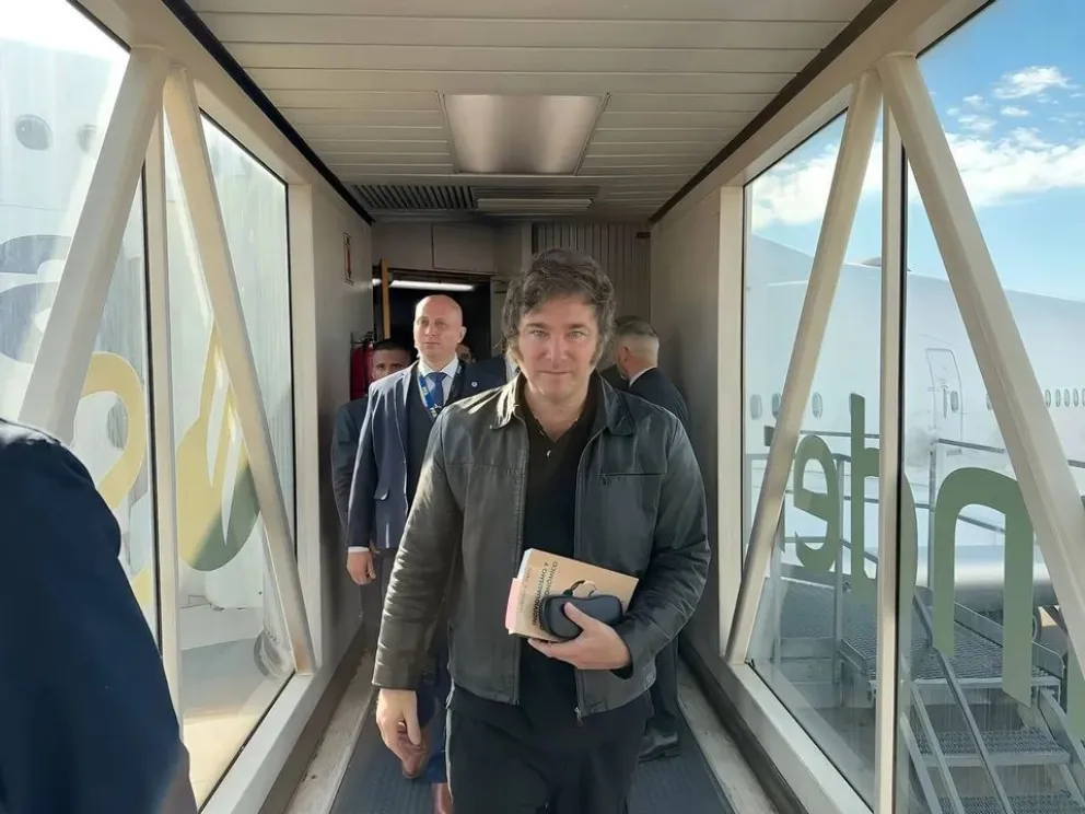 Milei regresó al país tras su viaje a Davos con la esperanza de que el Congreso apruebe la Ley Ómnibus