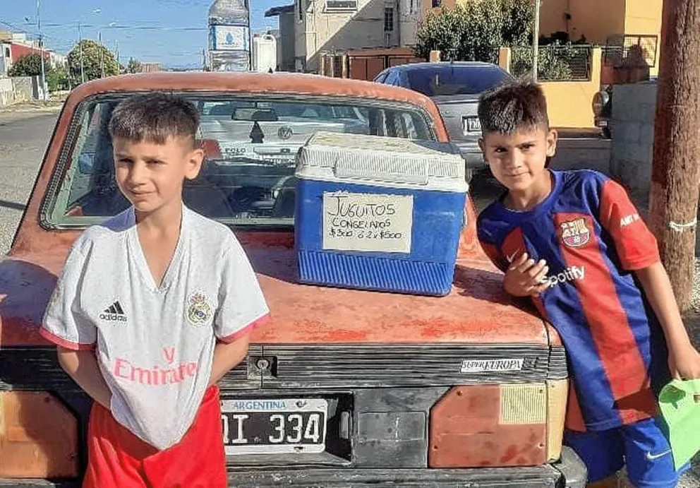 Pequeños emprendedores en acción: Tres hermanos venden jugos para poder viajar con su club de fútbol 