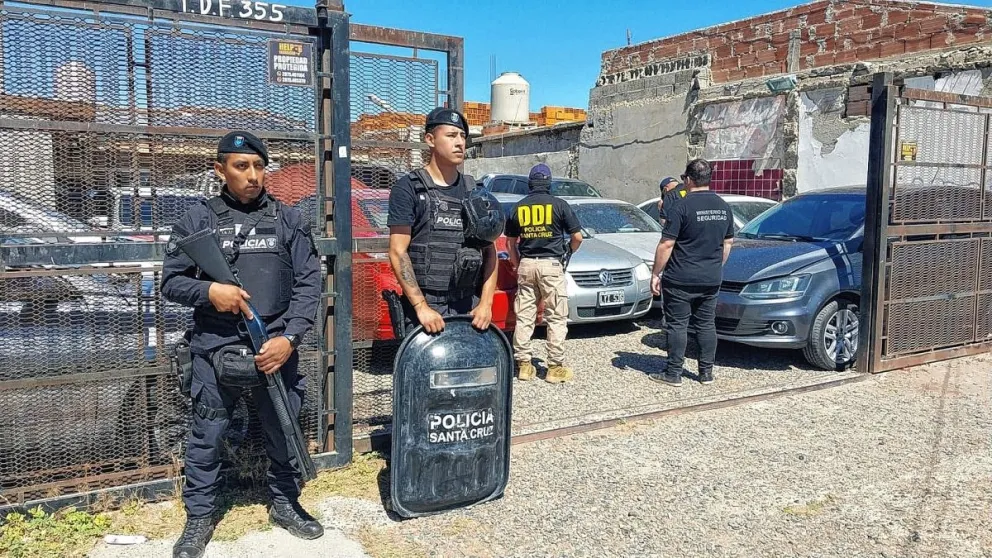 Mega operativo en Caleta Olivia por presuntas estafas en la compra y venta de vehículos: incautaron más de 100 rodados