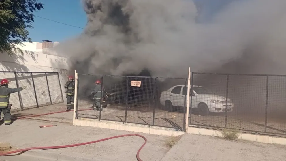 Incendio en un local de venta automotor: presumen que fue intencional