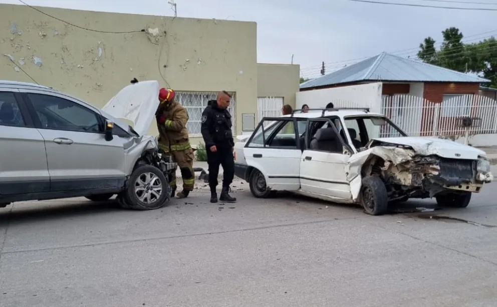 Conducía alcoholizado, escapó de la policía y chocó contra un auto estacionado