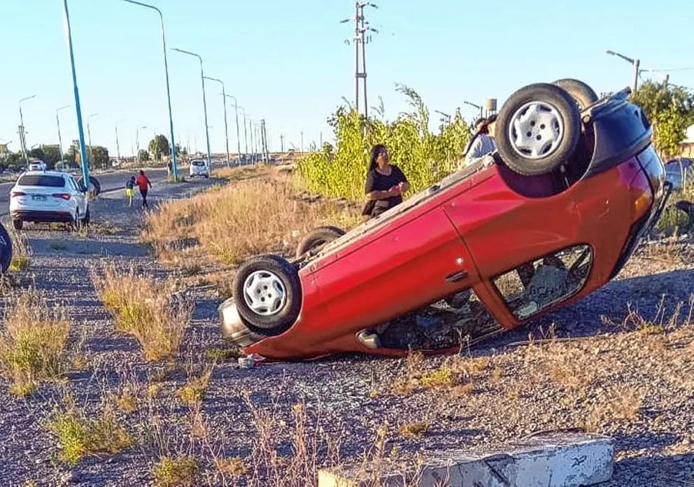 Comerciante volcó el auto en acceso a Trelew por no chocar a otro vehículo que frenó de golpes delante suyo