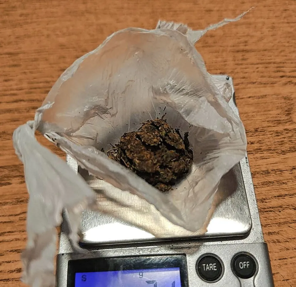 Hallan marihuana entre las pertenencias de un detenido por intento de robo en Caleta Olivia