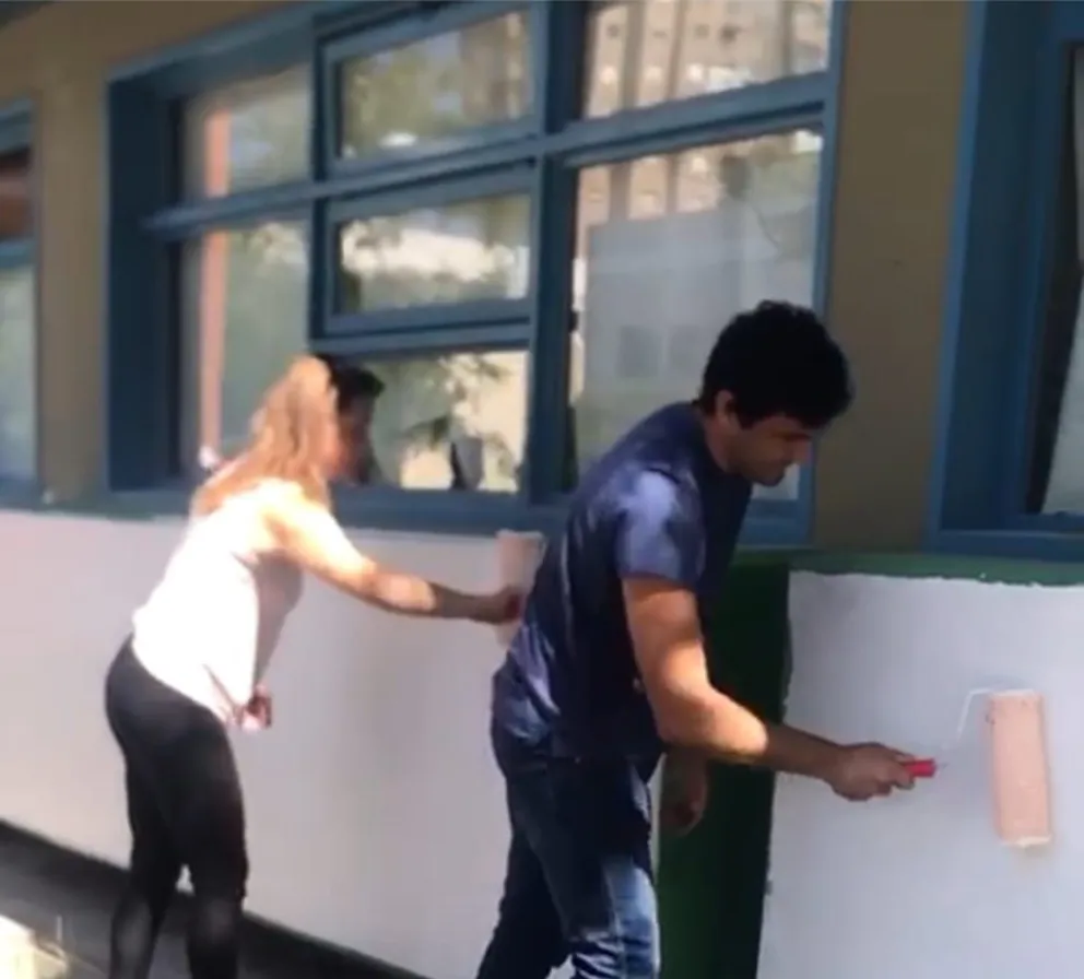 Padres de los alumnos de las escuelas, docentes, vecinos y funcionarios pintaron fachadas en Madryn y Trelew