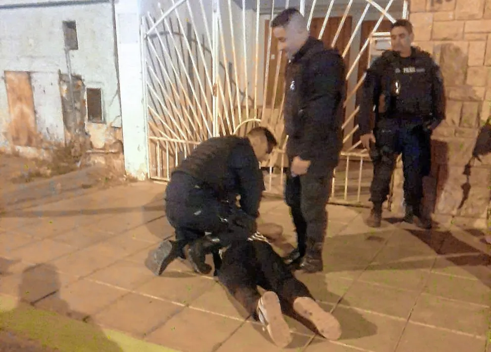 Debieron usar la fuerza para reducir a un irascible individuo y después no pudieron comunicarse ni con el fiscal contravencional ni con el juez de Paz