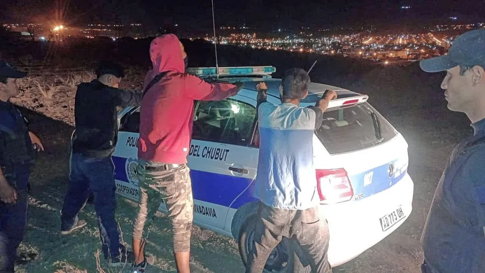 Saltaron paredón de 4 metros de alto para robarse un pack de cervezas y otro de gaseosas pero los vieron y terminaron presos