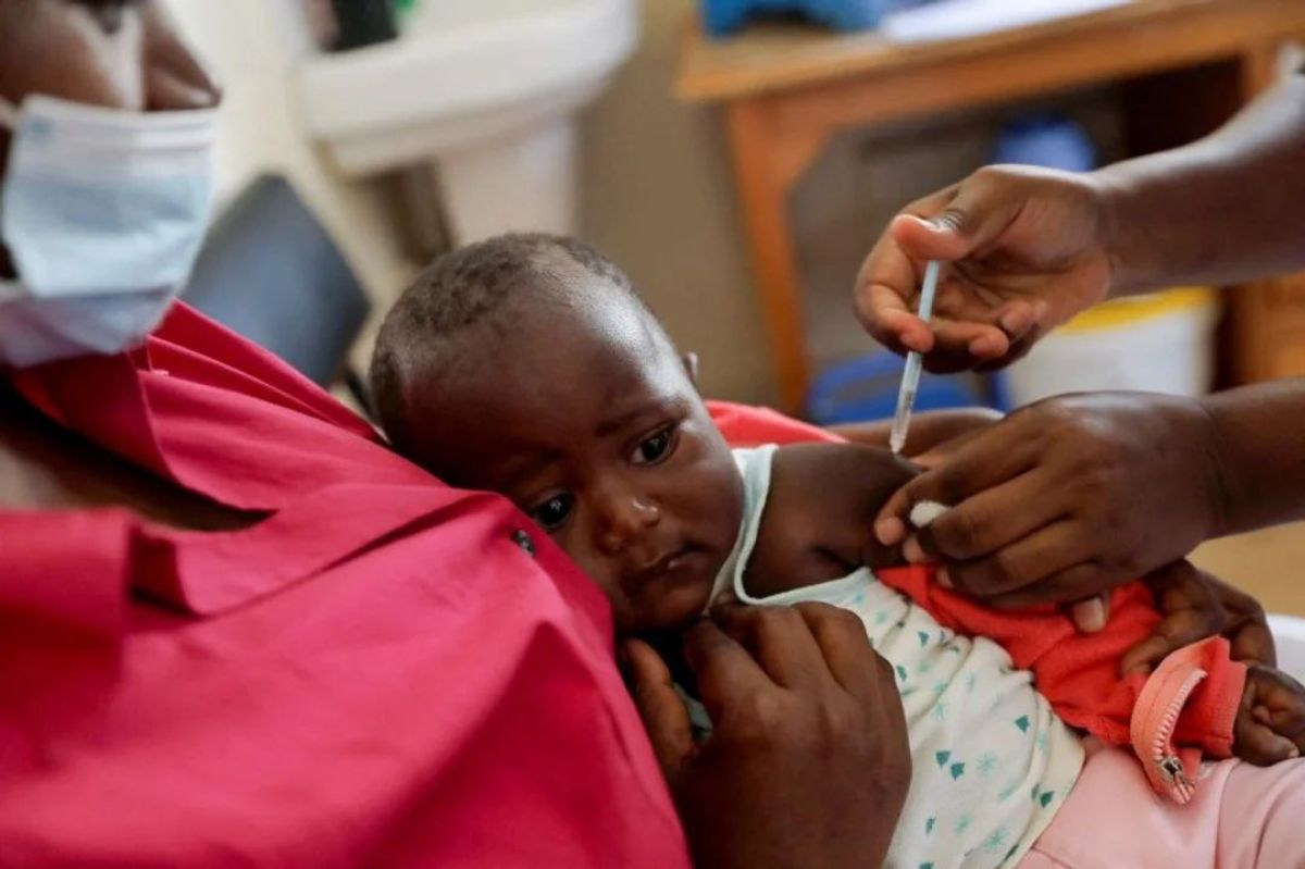 África inició una campaña de vacunación sistemática contra la malaria en un hito mundial