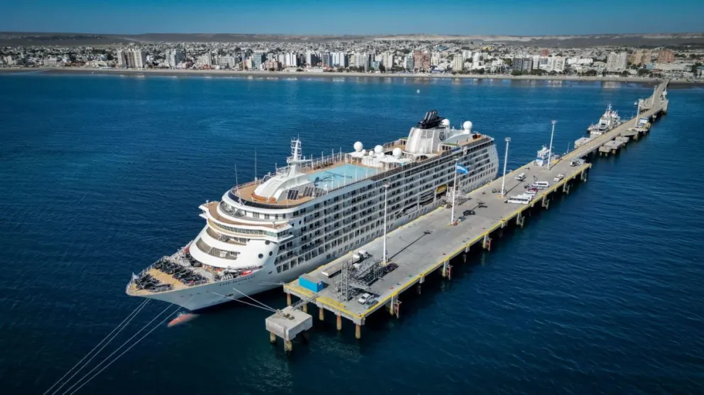 Temporada de Cruceros: El buque residencial “The World” amarró en Puerto Madryn