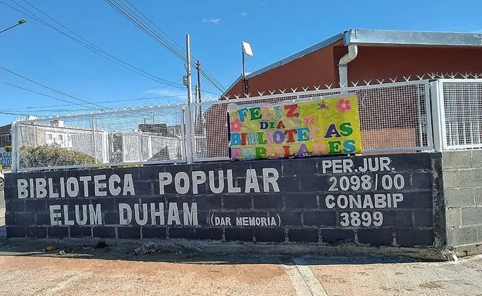 Protesta cultural en Comodoro: Suelta de libros en rechazo al DNU y Ley Ómnibus