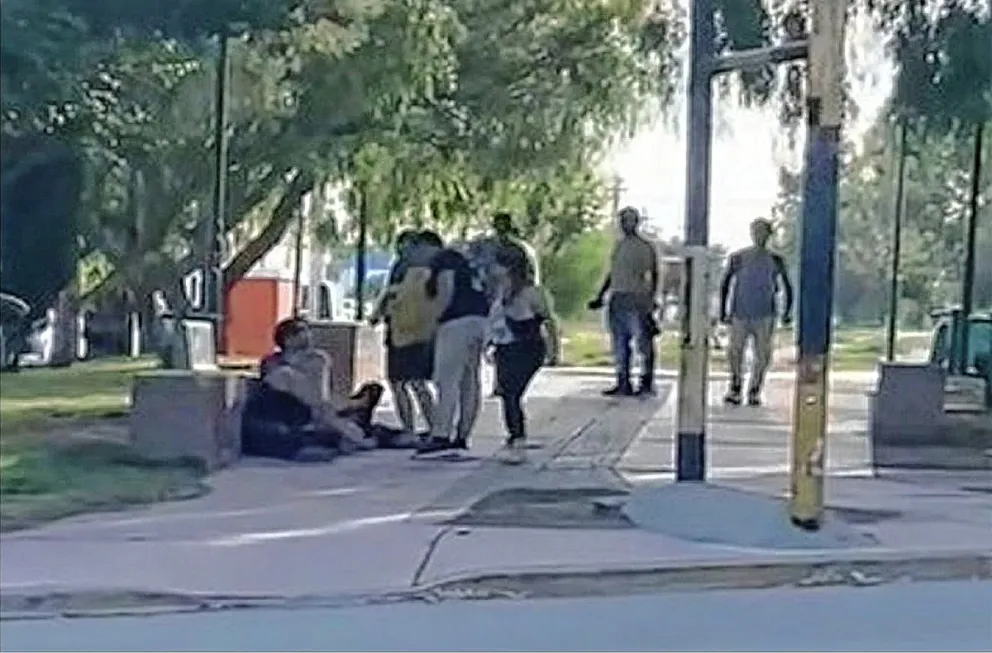 Lincharon a joven y le hirieron una mano a martillazos acusándolo de ladrón: ¿justicia por mano propia?