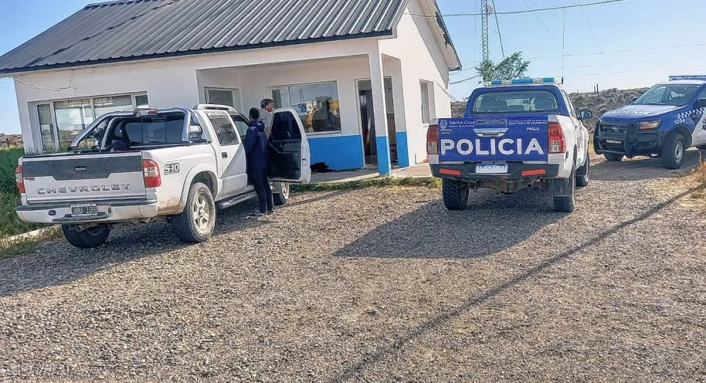 Secuestran arma de fuego y municiones en un vehículo que transitaba por la zona de Deseado