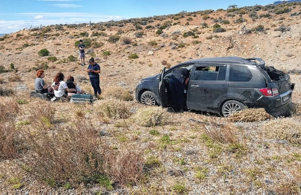 Viajaban a Coyhaique y volcaron con el auto cerca de Sarmiento: menor de 13 años herida