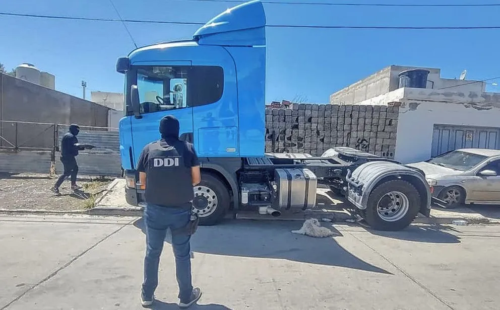 En Caleta Olivia secuestraron ayer el camión que meses atrás se viralizara en el país por estar conducido por un menor