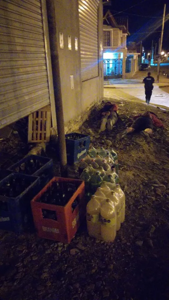 Se llevaban cajones de cervezas y gaseosas de un almacén cuyos dueños están de vacaciones en Bolivia pero los atrapó la policía
