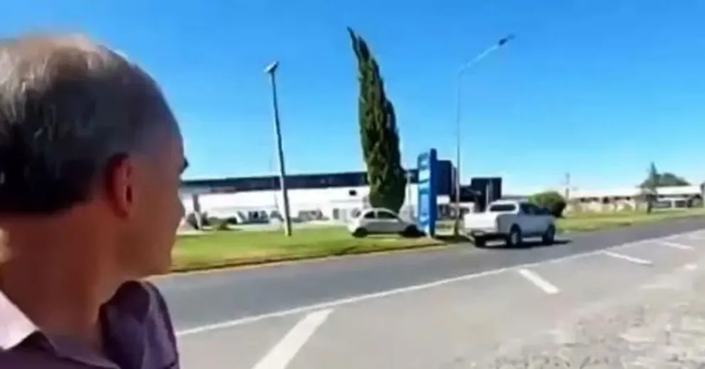Insólito: un funcionario hablaba de seguridad vial cuando presenció en vivo un choque contra el tótem de velocidad