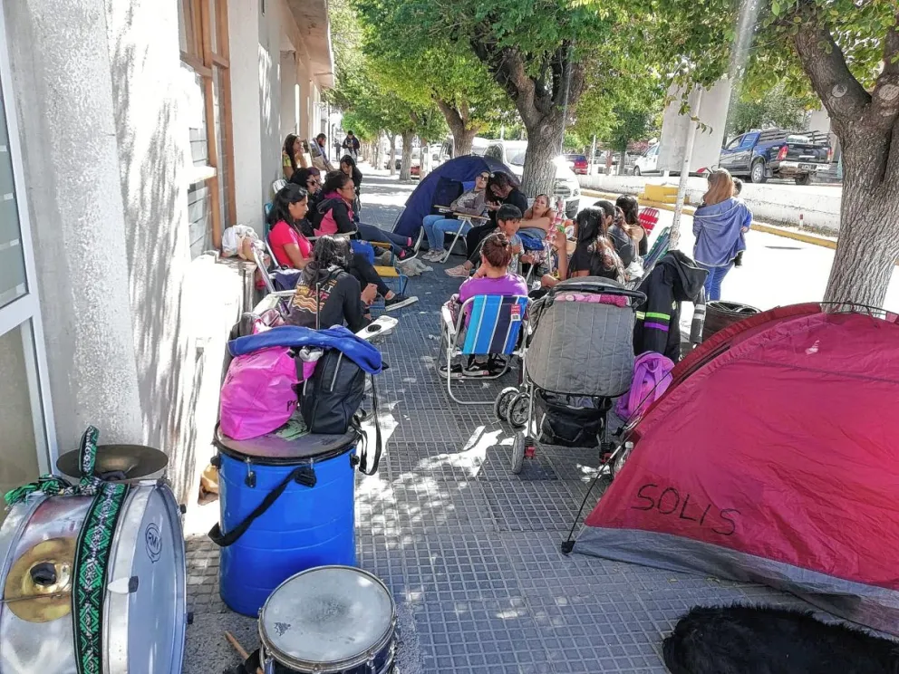 Deseado: Trabajadoras piden que se les abone el último sueldo y ser reincorporadas a otra cooperativa