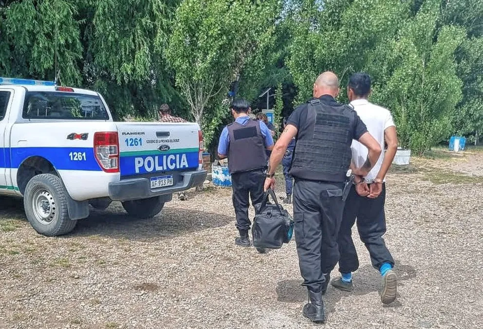 Disfrutaba del camping en Facundo y llegó la policía a  detenerlo por tener pedido de captura desde Comodoro