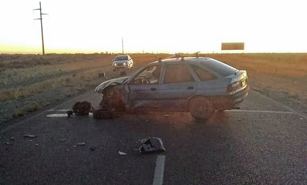 Conductor ebrio chocó su auto con un camión: él,  la mujer y dos criaturas terminaron en el hospital