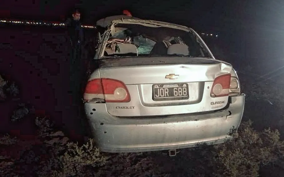 Conductor e hijo al hospital tras vuelco camino a playa Magaña