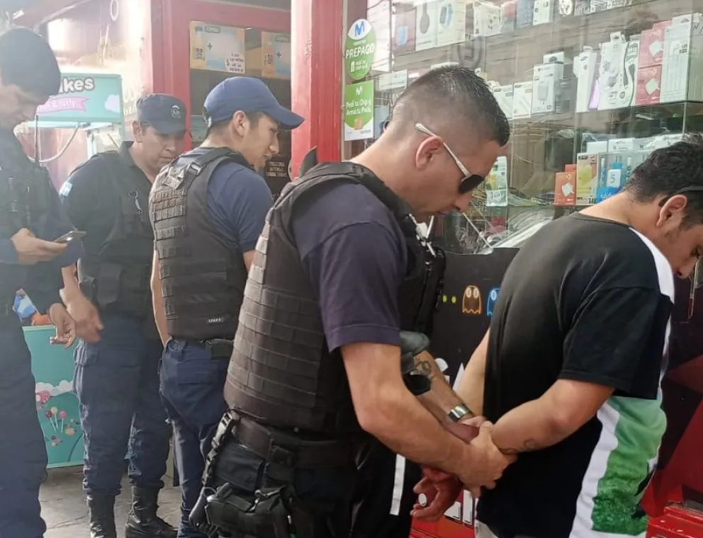 Robaron remeras de un local pero los aprehendieron cuando estaban por escapar a bordo de un colectivo