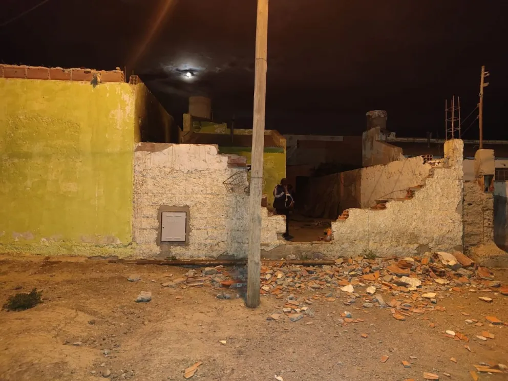 Dañó el paredón de un domicilio a mazazos y terminó en la comisaría 