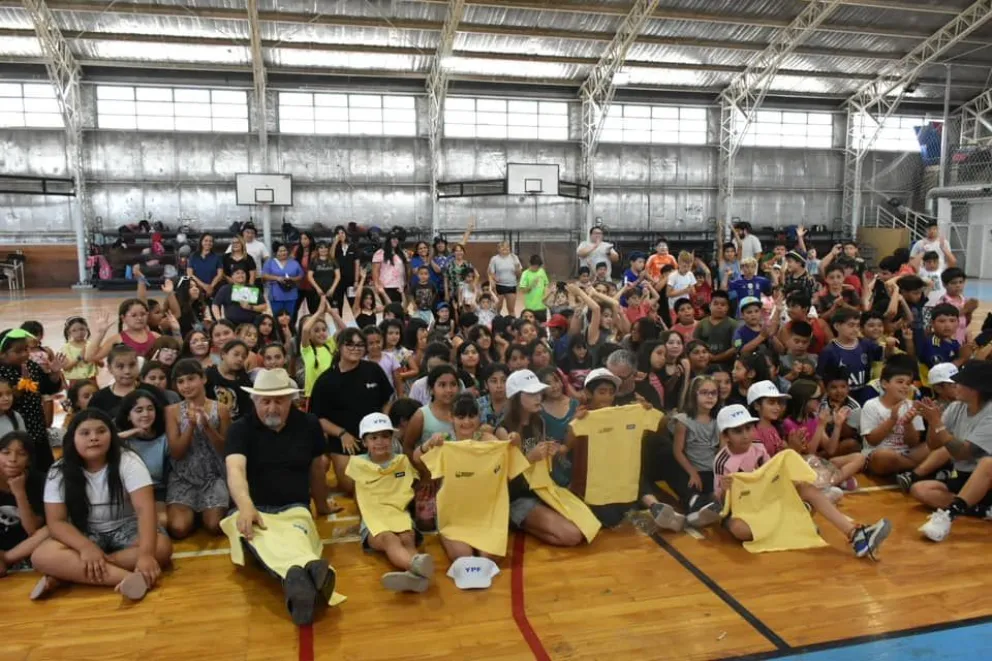 El intendente acompañó la entrega de indumentaria para los chicos de las colonias