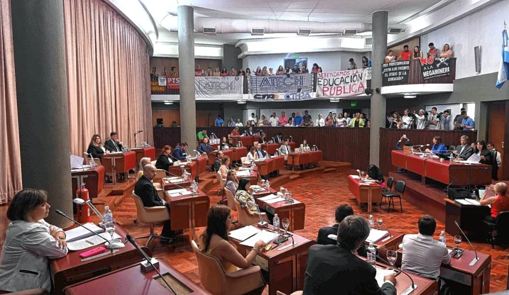 Entre reclamos y gritos, por mayoría se aprobó la Ley de Profesionalidad Docente
