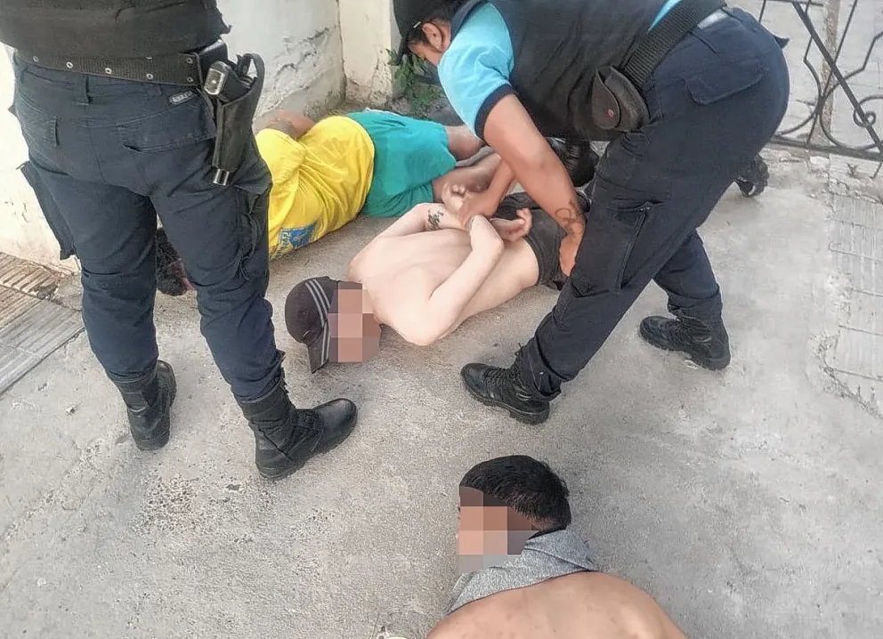 En Trelew, asaltaron a un policía metiéndolo a punta de pistola a una casa en donde le robaron
