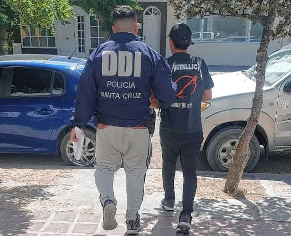 Un sujeto fue detenido cuando se escapaba de una casa tras cometer un delito: “Aquí están las cosas que robé”