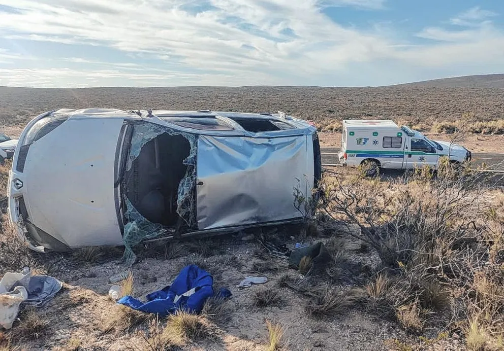 Se le salió una rueda a un auto y volcó cerca del Dique Ameghino: el conductor herido, la mujer y las hijas ilesas