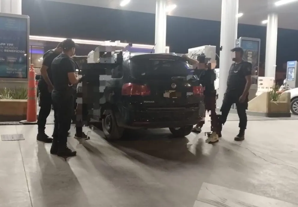 Manejaban un vehículo robado y fueron detenidos 