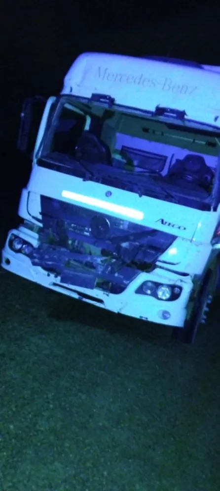 Dos camiones colisionaron y uno de los conductores fue trasladado al hospital