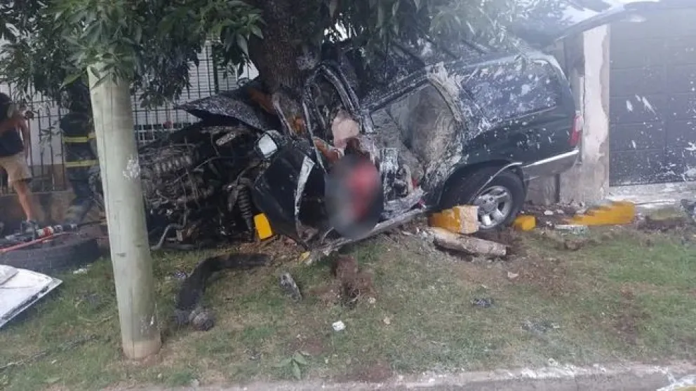 Tres delincuentes murieron tras robar una camioneta en Quilmes y chocar contra un árbol